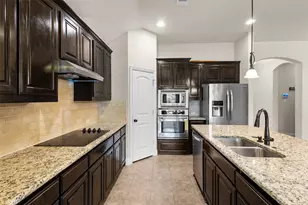 913 Abbey Ln, Midlothian, TX 76065 - Photo 2
