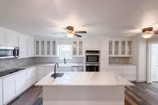 923 S Lindsay St, Gainesville, TX 76240 - Photo 2