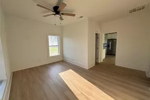 214 W Westhill Dr, Cleburne, TX 76033 - Photo 2