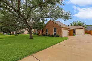 1612 Twin Oaks Dr, Cleburne, TX 76033 - Photo 2