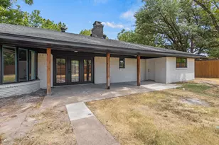 729 Surrey Cir, Grand Prairie, TX 75050 - Photo 2