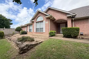 18 Country Club Pl, Waxahachie, TX 75165 - Photo 2
