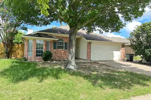 1117 Edenbrook Dr, Arlington, TX 76001 - Photo 2