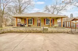 218 N Crockett St, Granbury, TX 76048 - Photo 2