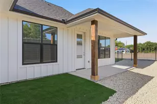 202 E Ewell St, Granbury, TX 76048 - Photo 24