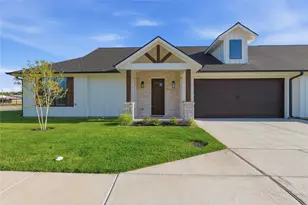 206 E Ewell St, Granbury, TX 76048 - Photo 1