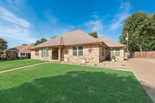 3713 Ridgewood Dr, Grand Prairie, TX 75052 - Photo 2