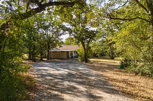 211 Oak Ct, Springtown, TX 76082 - Photo 6