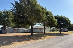 412 10th St, Nocona, TX 76255 - Photo 2
