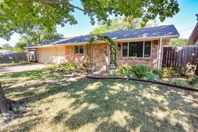 1207 Lynnwood Drive, Cleburne, TX 76033 - Photo 4