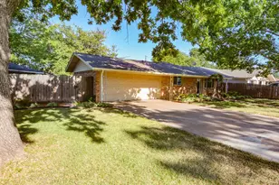 1207 Lynnwood Dr, Cleburne, TX 76033 - Photo 2