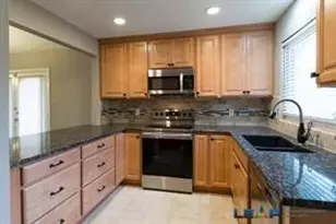 565 Hunters Glen St, Lewisville, TX 75067 - Photo 10