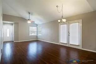 565 Hunters Glen St, Lewisville, TX 75067 - Photo 8