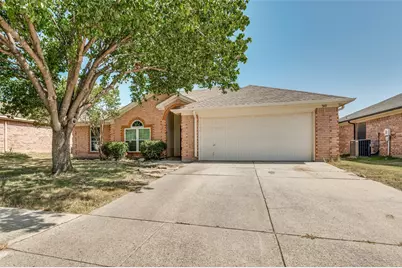 540 Cambridge Drive, Saginaw, TX 76179 - Photo 2