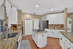 9803 Hickory Hollow Ln, Irving, TX 75063 - Photo 6