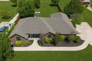 833 Shady Brook Ln, Red Oak, TX 75154 - Photo 2