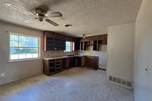 1514 Linda St, Bowie, TX 76230 - Photo 8