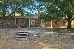 1514 Linda St, Bowie, TX 76230 - Photo 6