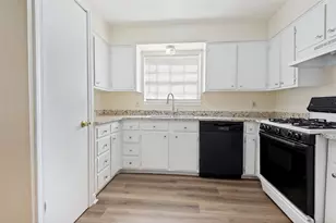 300 College St, Arlington, TX 76010 - Photo 6