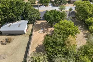 805 Adkins St, Bowie, TX 76230 - Photo 4
