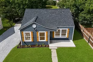 805 Adkins St, Bowie, TX 76230 - Photo 2