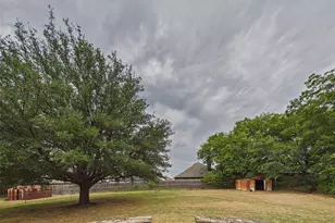 616 W Walcott St, Pilot Point, TX 76258 - Photo 32