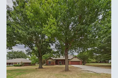 616 W Walcott Street, Pilot Point, TX 76258 - Photo 2