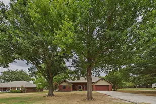 616 W Walcott St, Pilot Point, TX 76258 - Photo 2