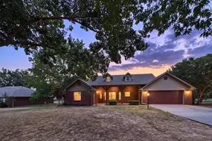 616 W Walcott St, Pilot Point, TX 76258 - Photo 2