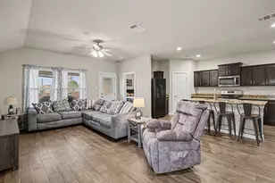1512 Central Park Dr, Alvarado, TX 76009 - Photo 2