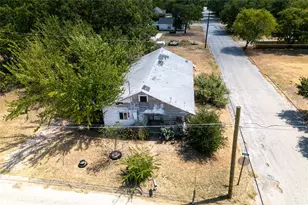 1101 Sanders St, Bowie, TX 76230 - Photo 4
