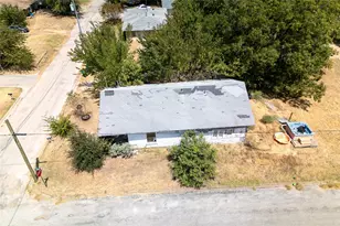 1101 Sanders St, Bowie, TX 76230 - Photo 2