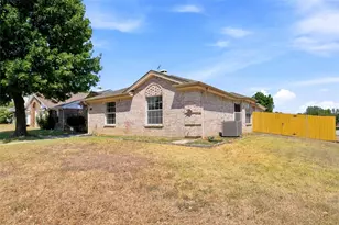 1001 Flower Dr, Arlington, TX 76017 - Photo 2