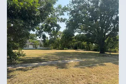 907 Buck Street, Gainesville, TX 76240 - Photo 2