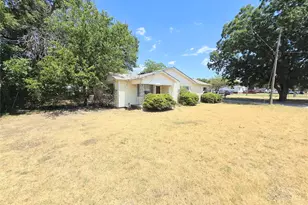 309 Decatur St, Bowie, TX 76230 - Photo 2