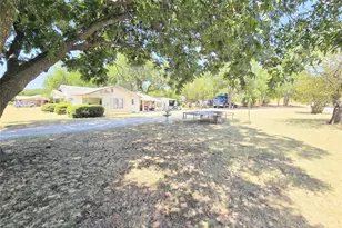 309 Decatur St, Bowie, TX 76230 - Photo 18