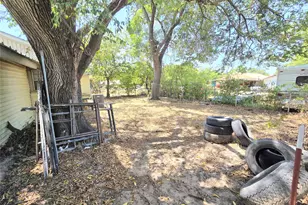 309 Decatur St, Bowie, TX 76230 - Photo 14