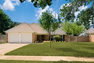 400 Harrington Ln, Euless, TX 76039 - Photo 1