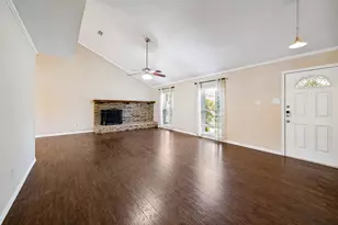 400 Harrington Ln, Euless, TX 76039 - Photo 2
