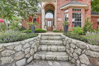 816 Lake View Court E, Crowley, TX 76036 - Photo 4