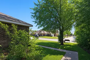 2752 Maegen Cir, Fort Worth, TX 76112 - Photo 12