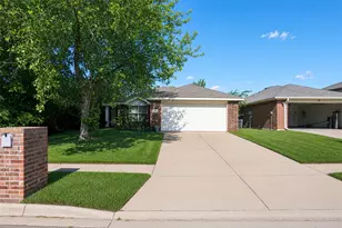 2752 Maegen Cir, Fort Worth, TX 76112 - Photo 2