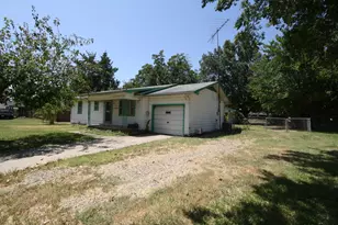 306 S Austin St, Wolfe City, TX 75496 - Photo 4