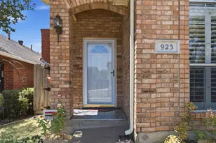 923 Newport Dr, Mesquite, TX 75149 - Photo 2