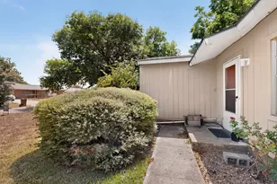 2225 Mayfair St, Ennis, TX 75119 - Photo 2