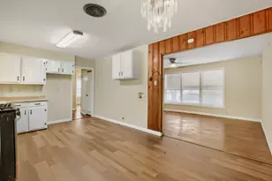 1811 W College St, Sherman, TX 75092 - Photo 8