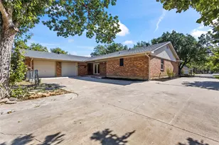 909 Robertson Rd, Grand Prairie, TX 75050 - Photo 26