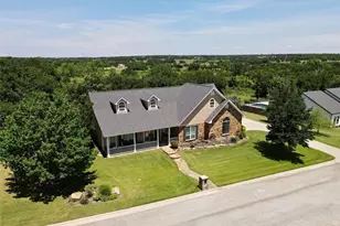 1602 Jefferson St, Bowie, TX 76230 - Photo 2
