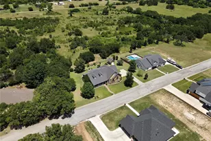 1602 Jefferson St, Bowie, TX 76230 - Photo 4