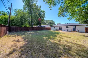 2901 Maple Dr, Garland, TX 75042 - Photo 16